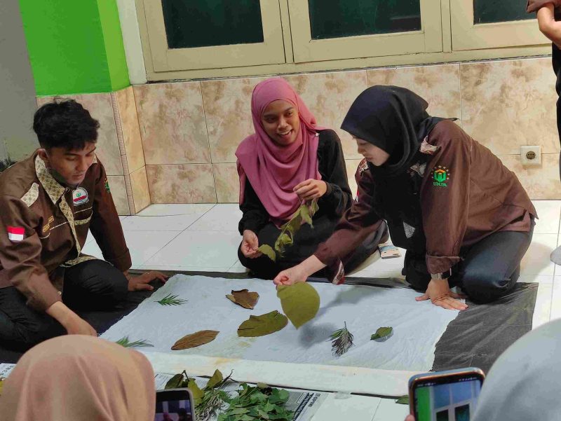 Pembuatan Totebag Ecoprint Sebagai Representasi Kampanye Ramah