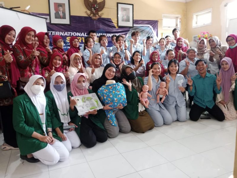 Mahasiswa Thailand Belajar Pijat Laktasi di Kampung ASI Wonokromo Binaan Unusa